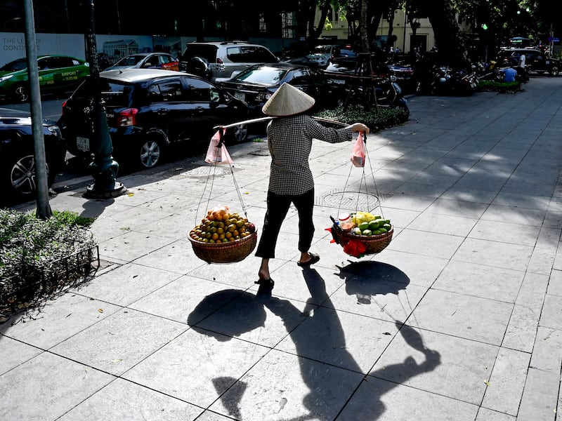 Chính quyền tận thu bằng thuế, phí: nguyên nhân và hệ quả