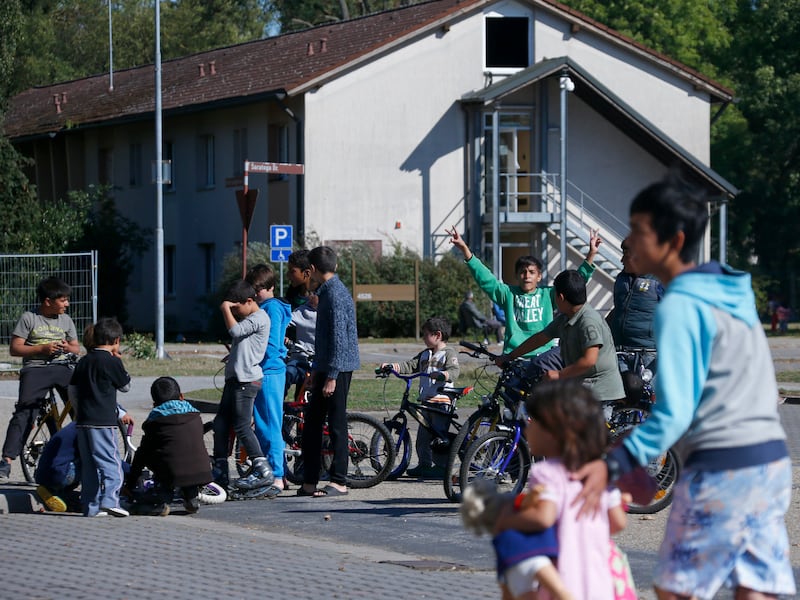 身障和智力缺陷，一家三口走线欧洲--一年后仍在途中｜新移民