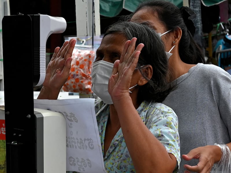 កម្ពុជាប្រកាសឱ្យពលរដ្ឋប្រយ័ត្នវីរុសកូវីដបំប្លែងថ្មី ខណៈថៃមានអ្នកស្លាប់ថ្មី៦នាក់ 