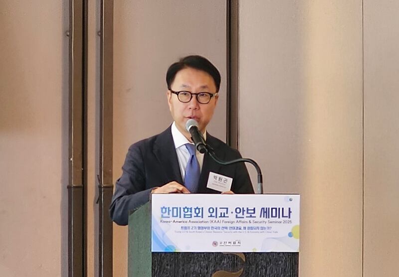 박원곤 이화여대 교수가 27일 한미협회 주최 세미나에서 발표를 진행하고 있다.