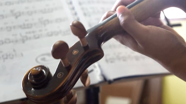 Burmese refugees come together for violin lessons