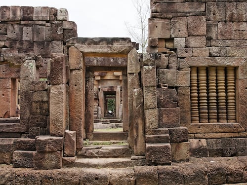 Video: Thai and Cambodian soldiers’ confrontation at Buddhist border temple